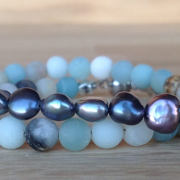 Amazonite et perles d'eau douce grises.
