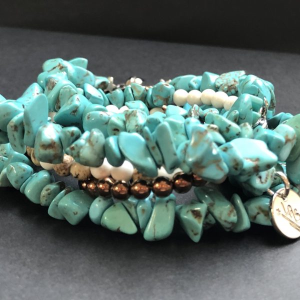 Bracelet femme en turquoise magnésite naturelle aux nuances bleu turquoise fabriqué artisanalement à Marseille par LA SOUL.