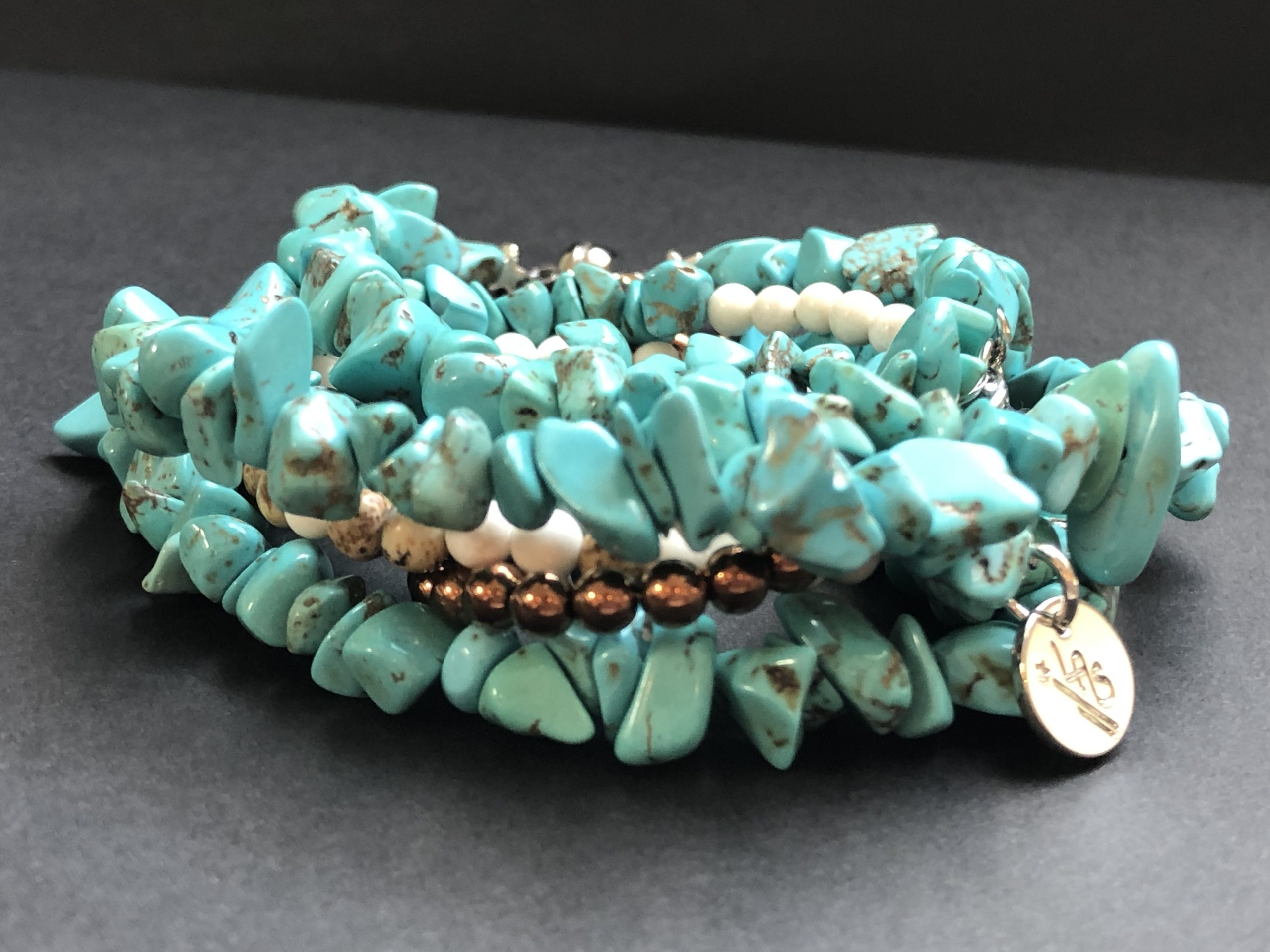 Bracelet femme en turquoise magnésite naturelle aux nuances bleu turquoise fabriqué artisanalement à Marseille par LA SOUL.