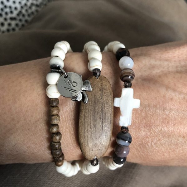 Bracelet triple tours magnésite, bois, croix en nacre