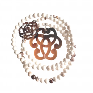 Sautoir Magnésite, agate marron, arabesque et pendentif en corne naturelle