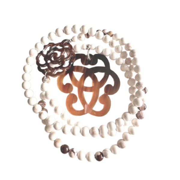 Sautoir Magnésite, agate marron, arabesque et pendentif en corne naturelle