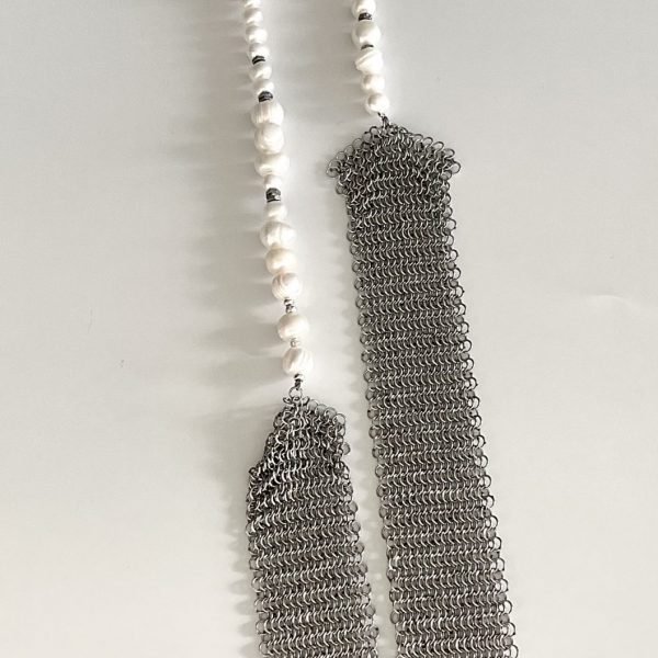 Collier Athéna en cotte de mailles et perles de culture d’eau douce, bijou créateur fabriqué à Marseille