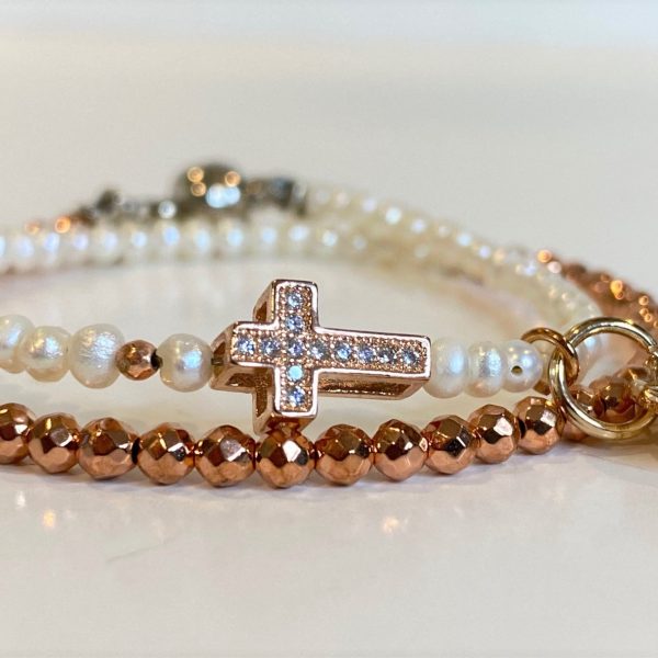 Bracelet hématite rose, perle d'eau douce, croix rhodiée.