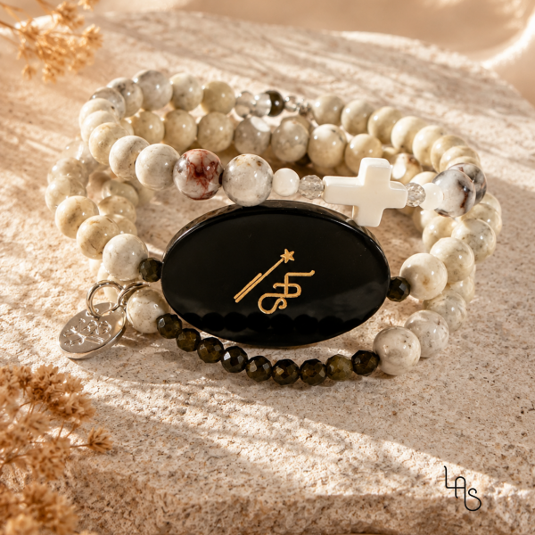 Bracelet triple, croix nacre, perles de rivière, bijou créateur