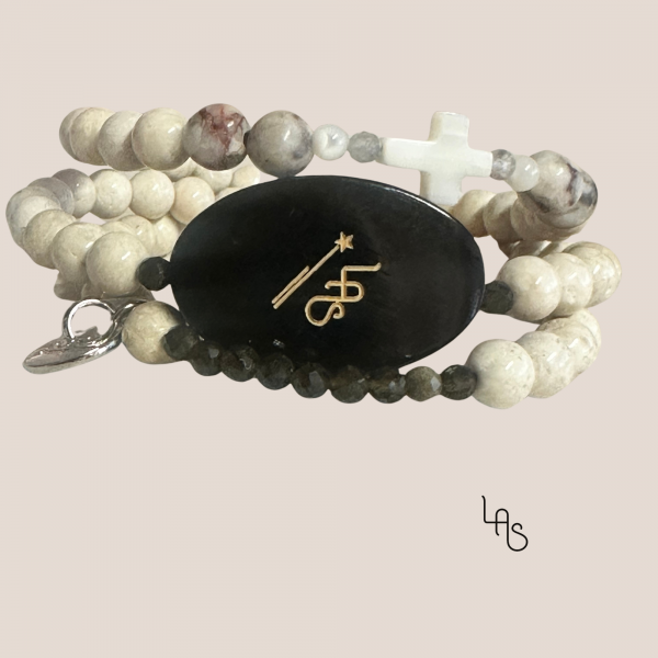Bracelet triple, croix nacre, perles de rivière, bijou créateur