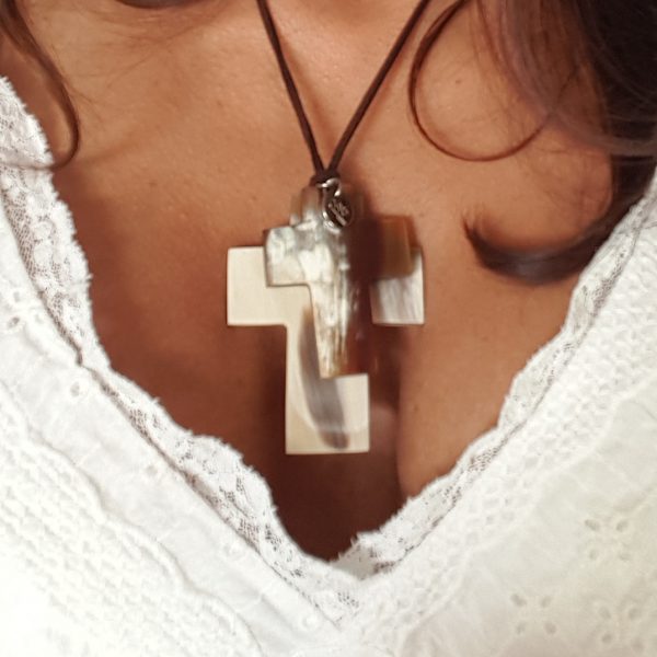 Croix double en corne naturelle lien suédine