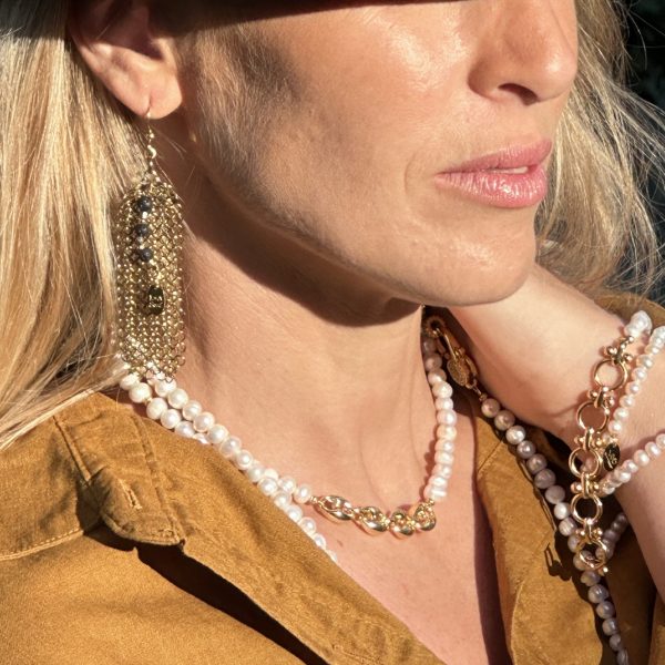 boucles d'oreilles en cotte de mailles agrémentées de perles en lave et hématite.