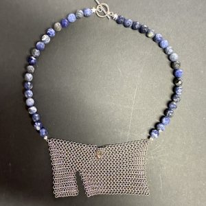 Collier sodalite et cotte de mailles
