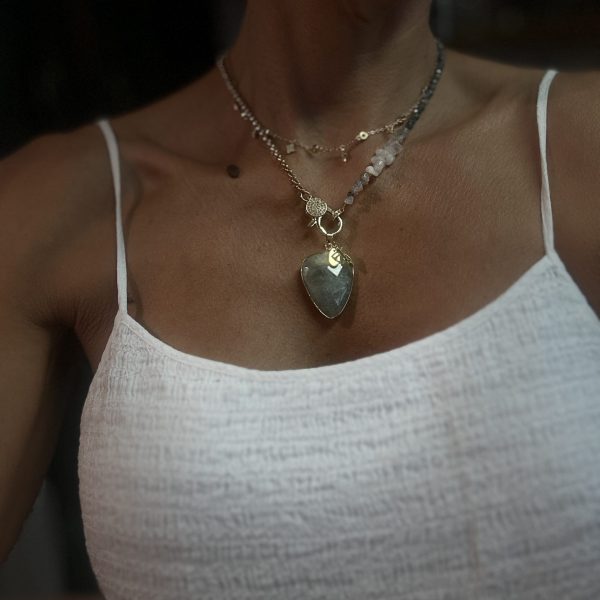 Collier cœur en labradorite sertie sur chaîne en plaqué or 18 carats tissée de pierres naturelles larvikite pierre de lune