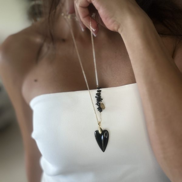 Coeur onyx sur chaine plaqué or tissée de tourmaline