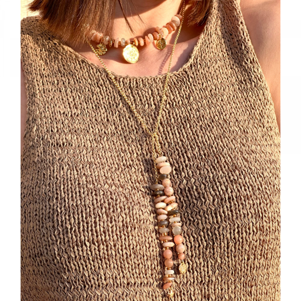 Collier cravate modulable Étreinte en sunstone naturelle et plaqué or 18K. Pampilles délicates, bijou artisanal lumineux.