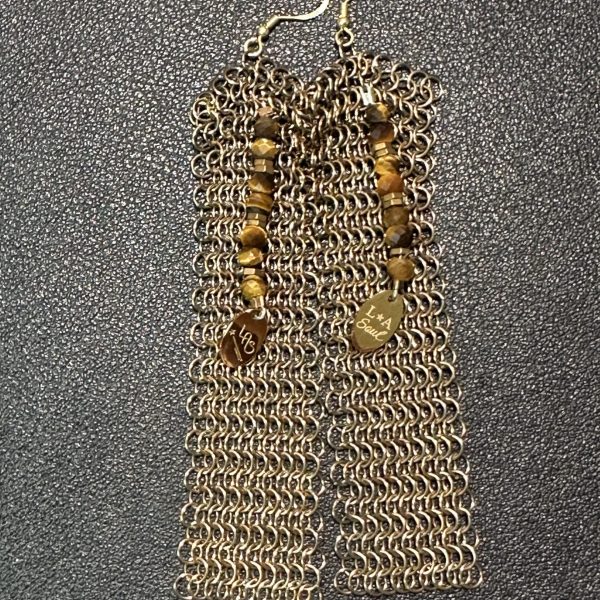 Boucle d oreilles cotte de mailles dorée perles oeil de tigre