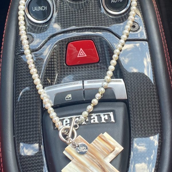 collier perles culture double croix en corne naturelle