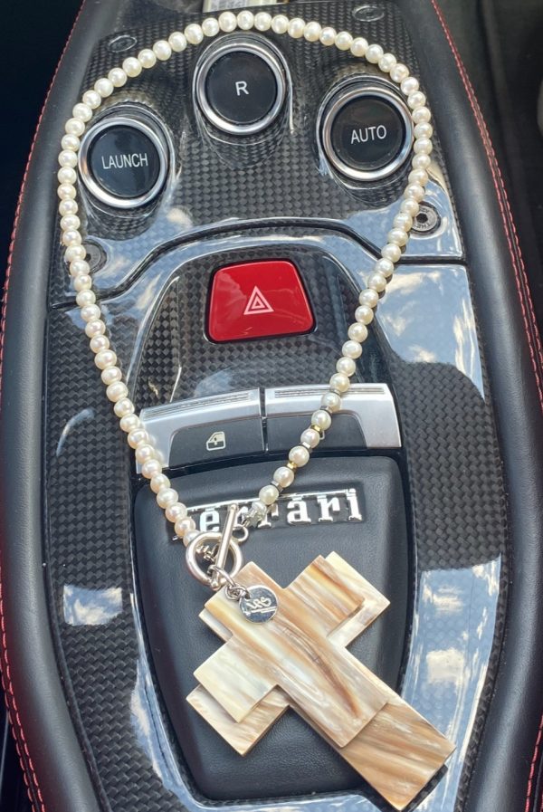 collier perles culture double croix en corne naturelle