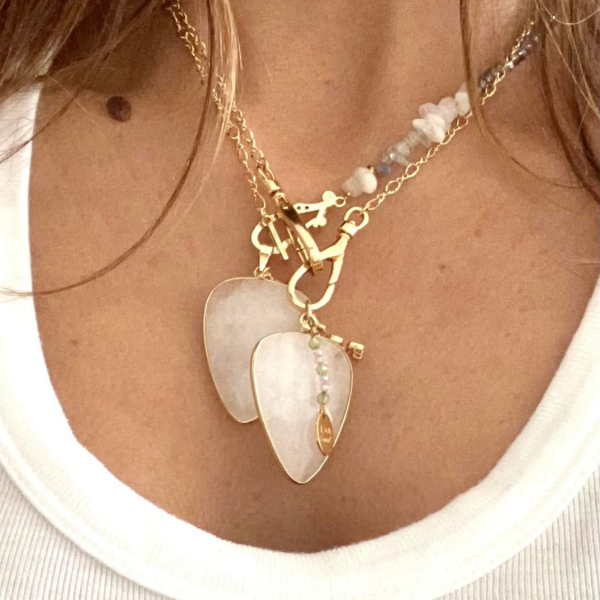 Collier cœur en labradorite sertie sur chaîne en plaqué or 18 carats tissée de pierres naturelles larvikite pierre de lune