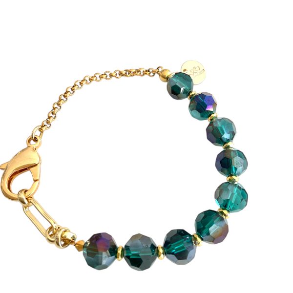 perles de verre facetté, aux reflets scintillants, à la finesse d’une chaîne dorée en plaqué or, pour un rendu à la fois chic et intemporel.