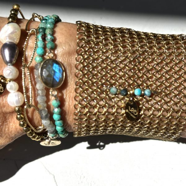 Manchette azurite faite main, ornée de perles naturelles tissées sur cotte de mailles dorée. Bijou artisanal signé LAS, avec options de fermoir et taille.