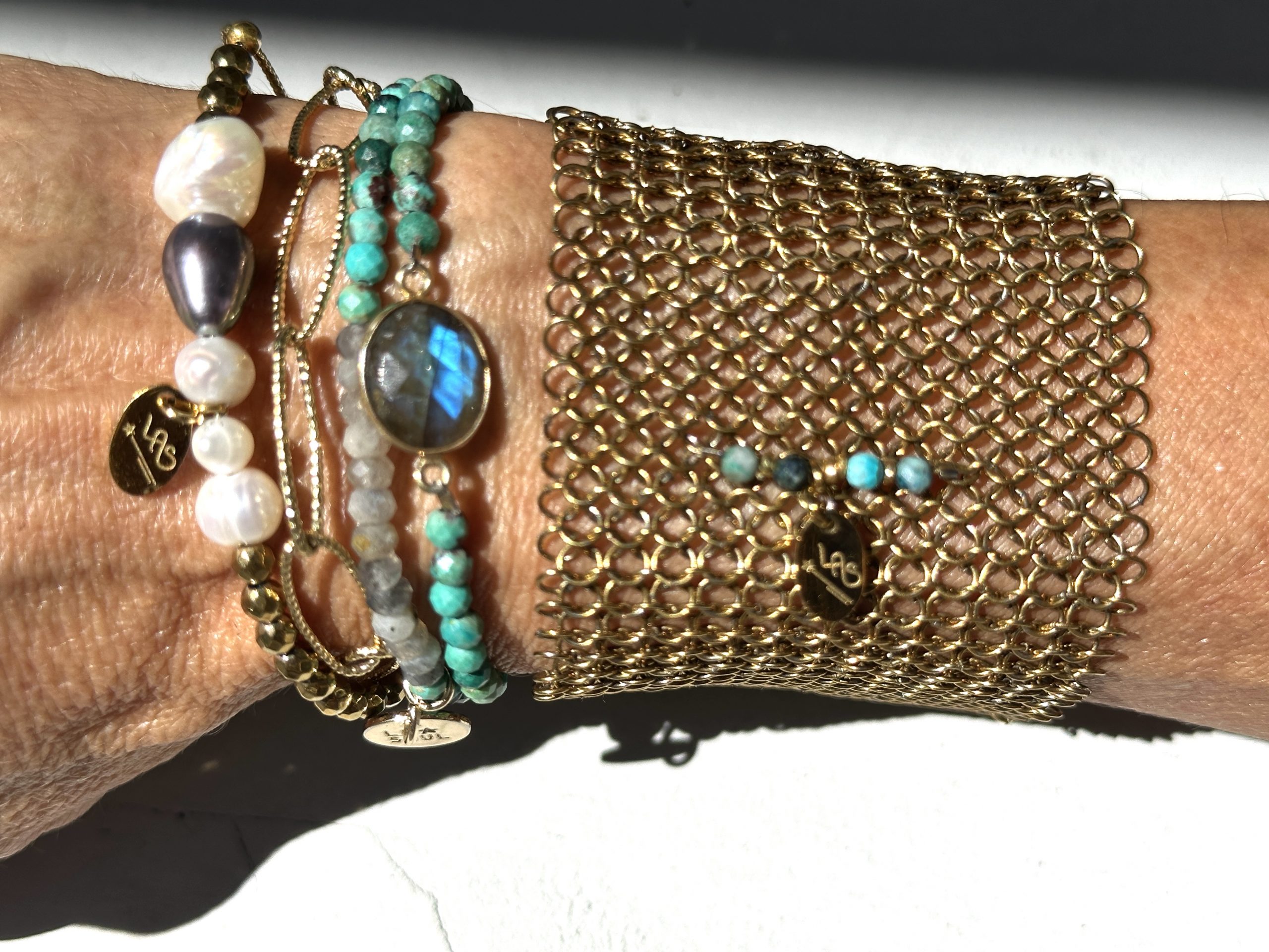 Manchette azurite faite main, ornée de perles naturelles tissées sur cotte de mailles dorée. Bijou artisanal signé LAS, avec options de fermoir et taille.