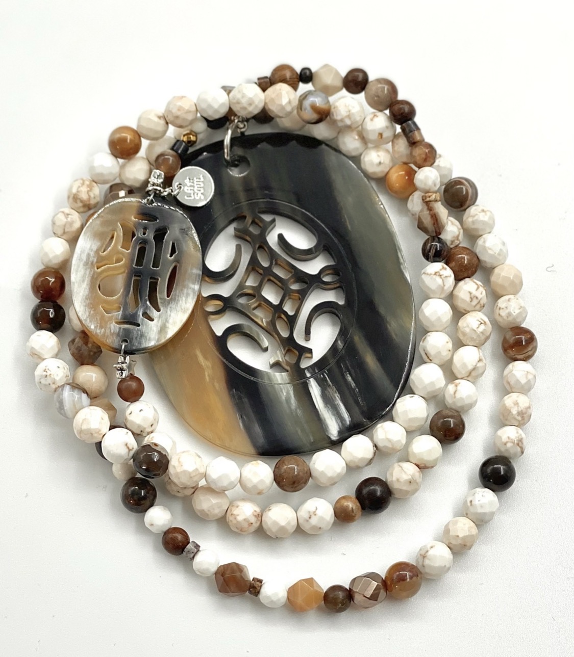 Sautoir Magnésite, agate marron, arabesque et pendentif en corne naturelle