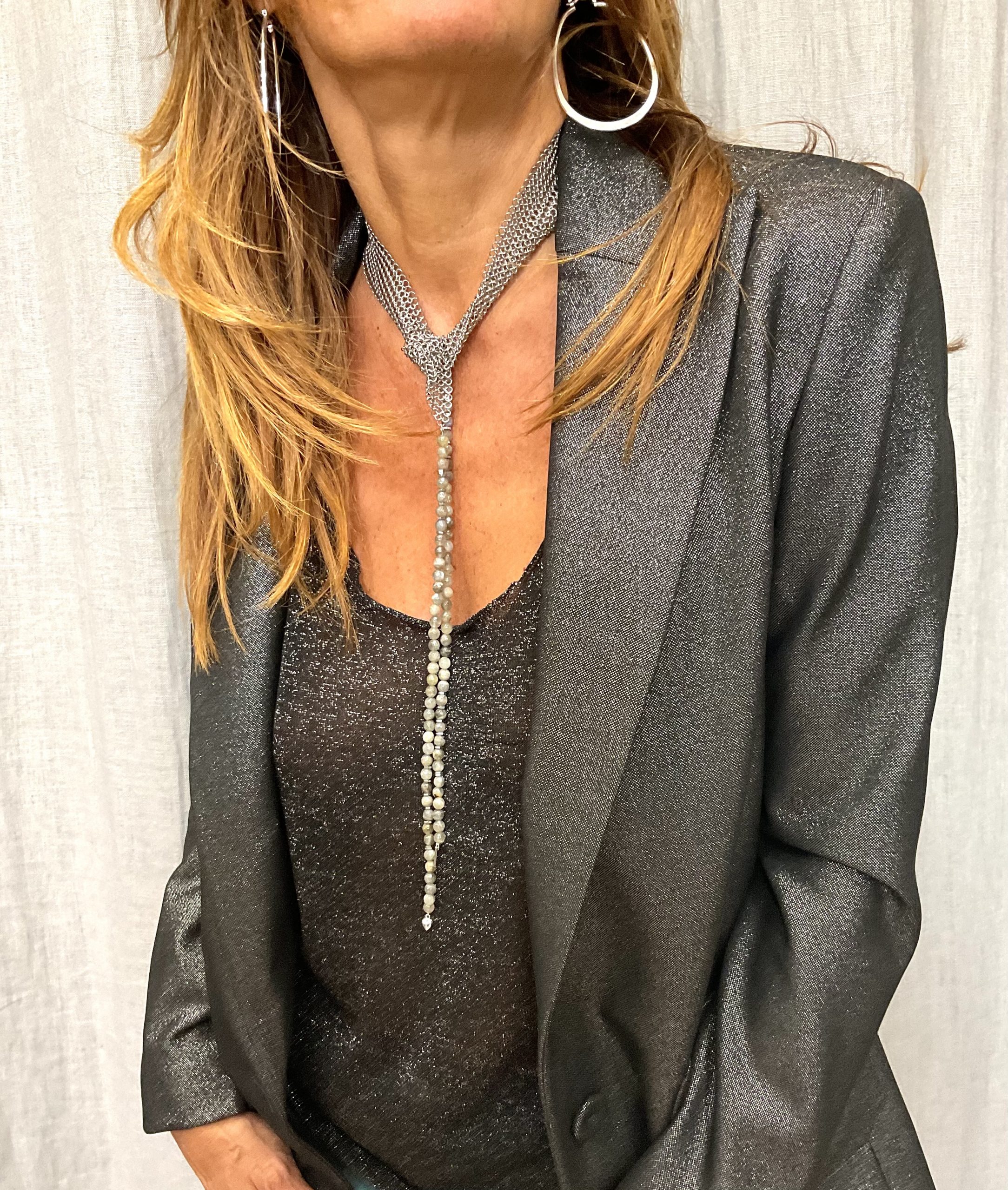 collier cravate et perles à nouer, bijou de créateur