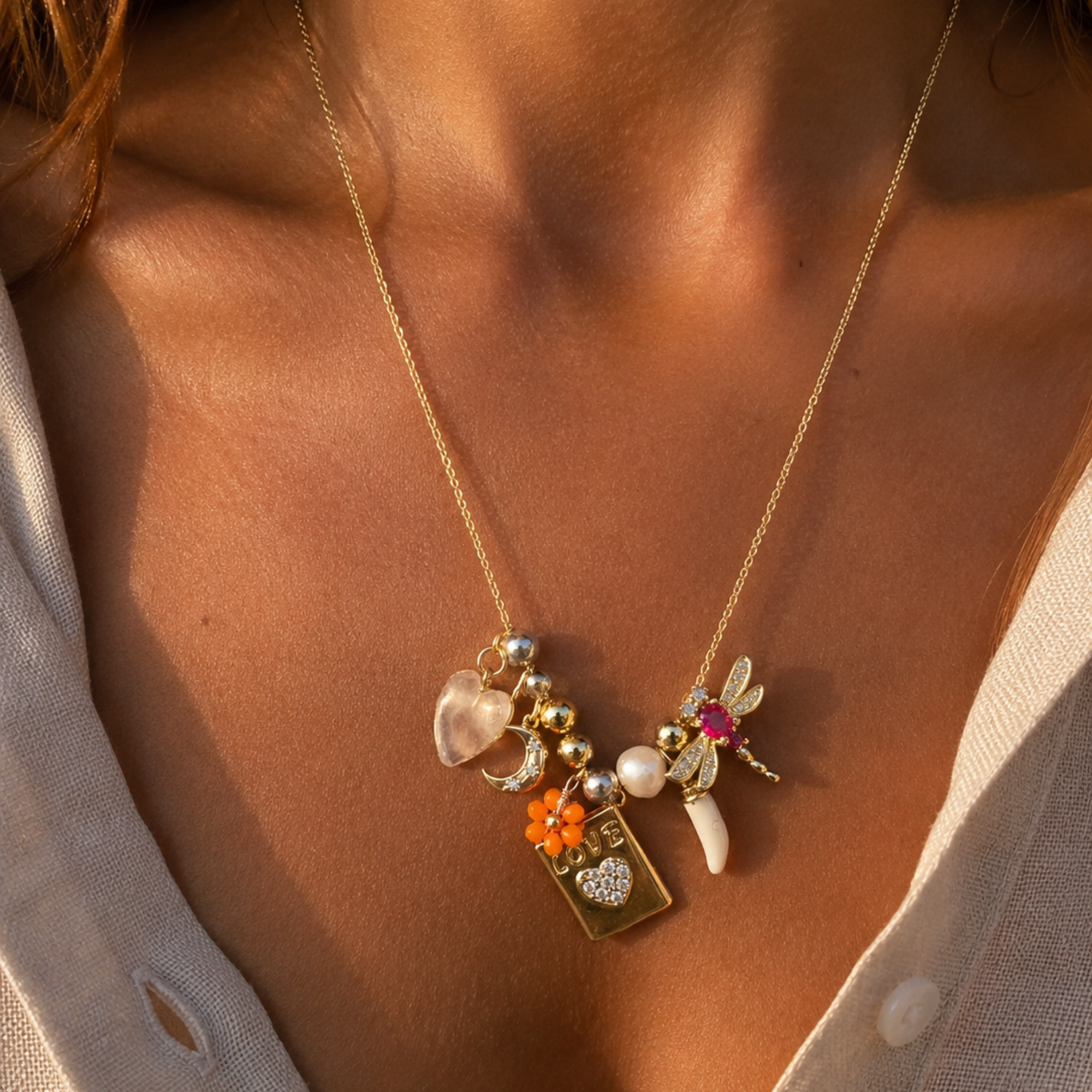Collier Gina doré avec charms et pierres naturelles porté sur peau dorée, fait main
