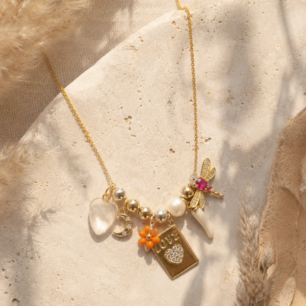 Collier Gina bijou de créateur chic à plat sur matière naturelle