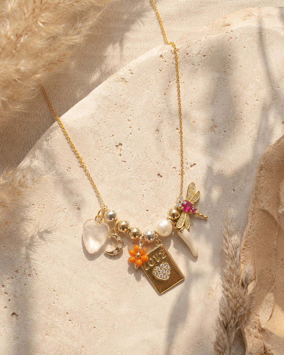 Collier Gina bijou de créateur chic à plat sur matière naturelle
