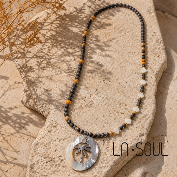 Sautoir en pierres naturelles lave pendentif corne et trèfle en nacre, bijou créateur bohème chic