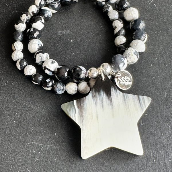 Bracelet Alana double tour en agates naturelles noires et blanches avec étoile en corne naturelle, création artisanale LA SOUL fabriquée à Marseille.